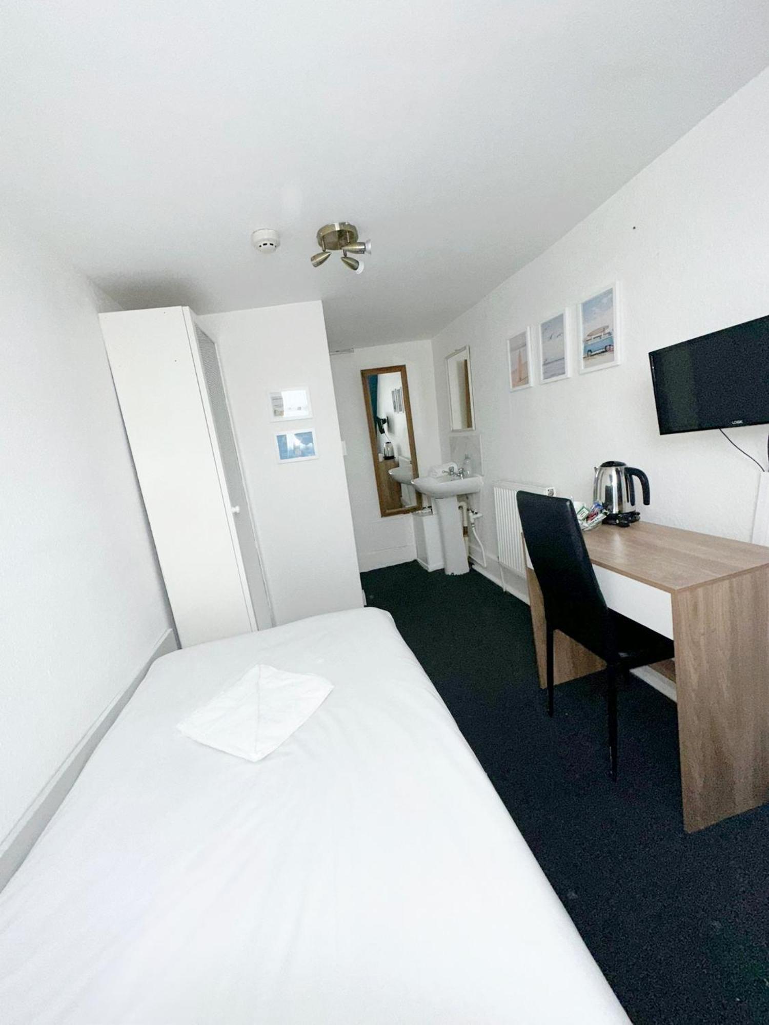 Basic Single Room with Shared Bathroom